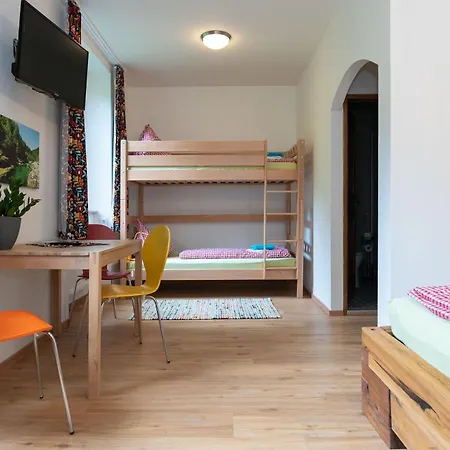 Freelife بيت شباب